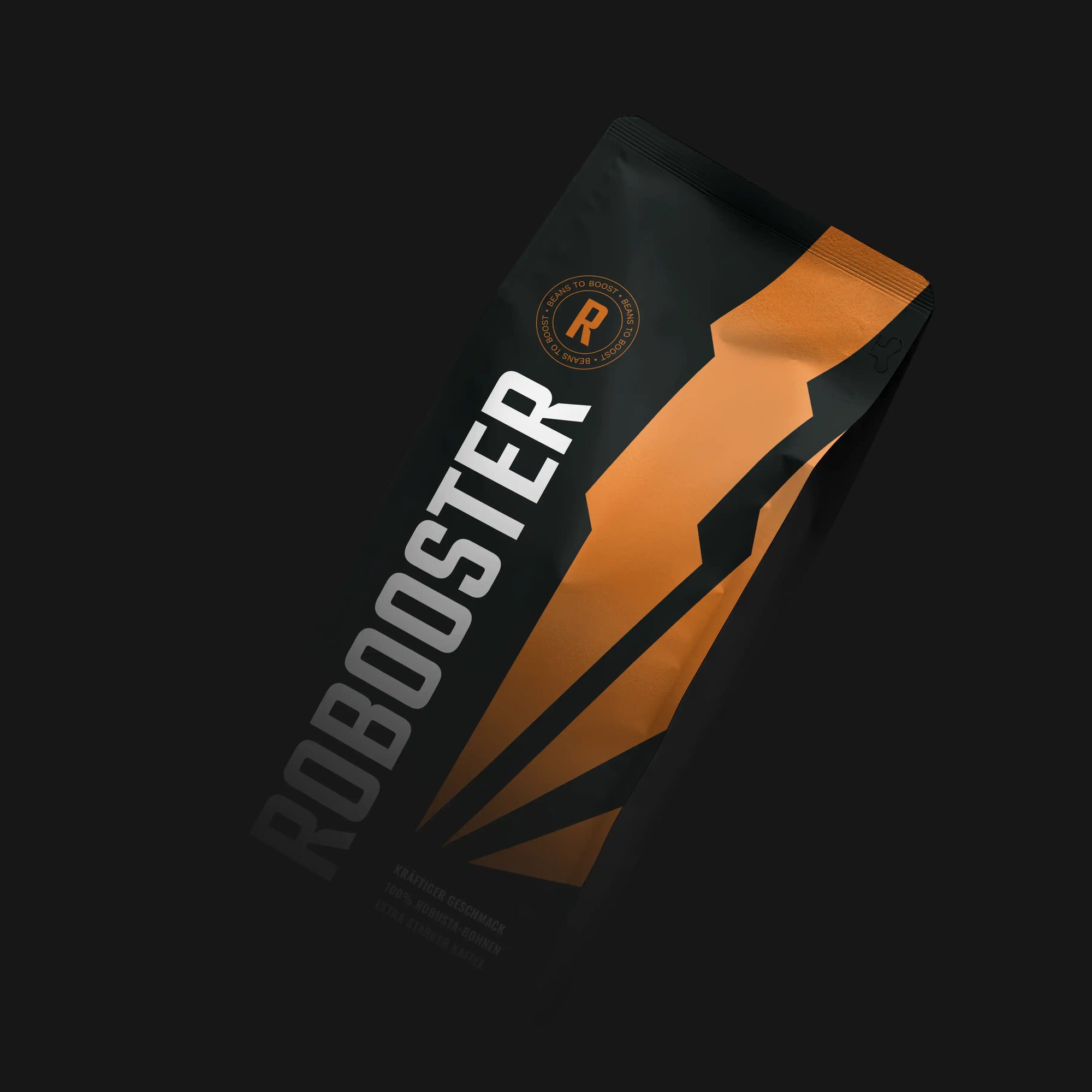 Robooster Kaffeeverpackung mit schwarzem Hintergrund und markantem orangefarbenem Blitzdesign.