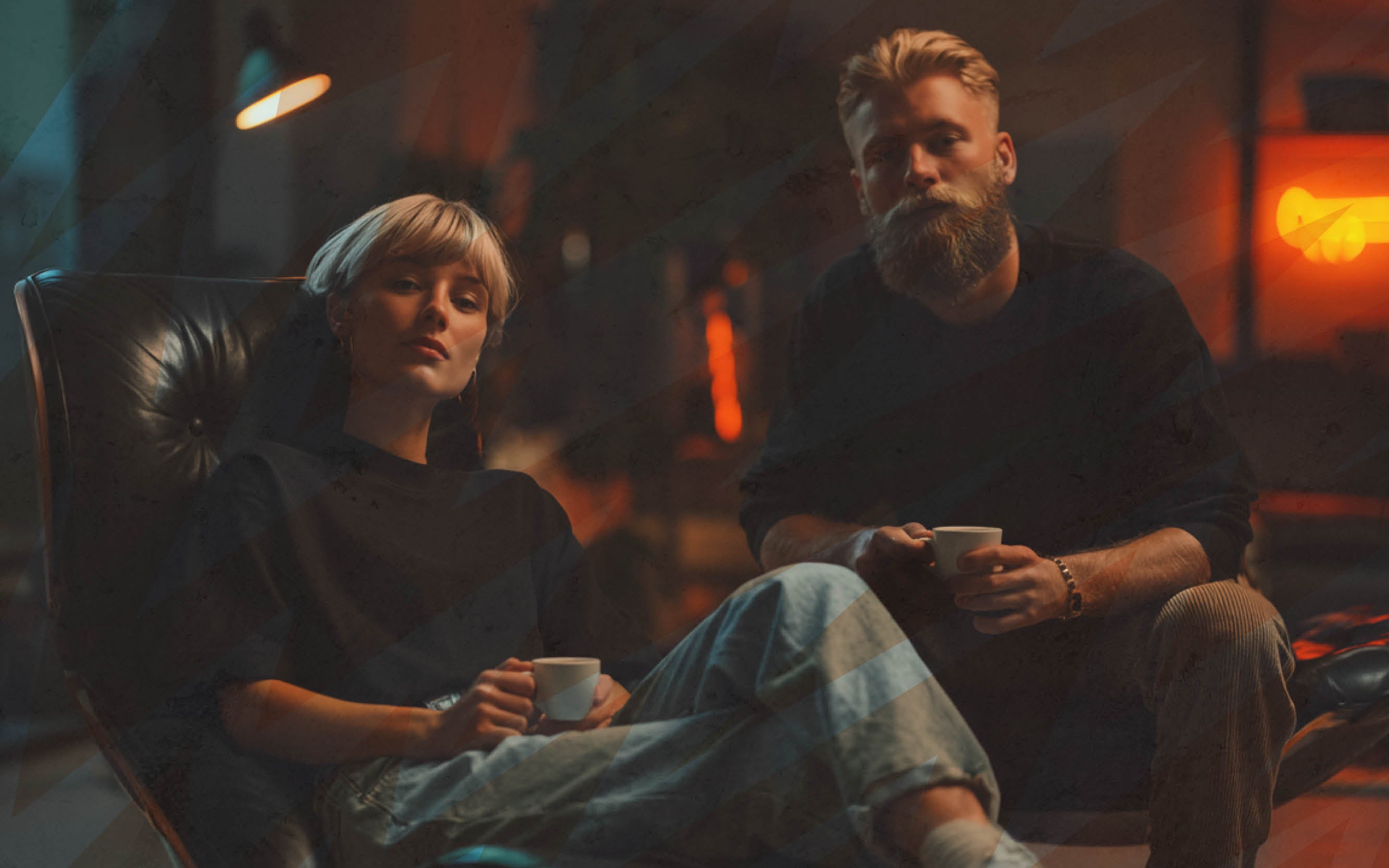 Eine Frau und ein Mann sitzen in einem modernen Wohnzimmer mit einem Espresso in der Hand.