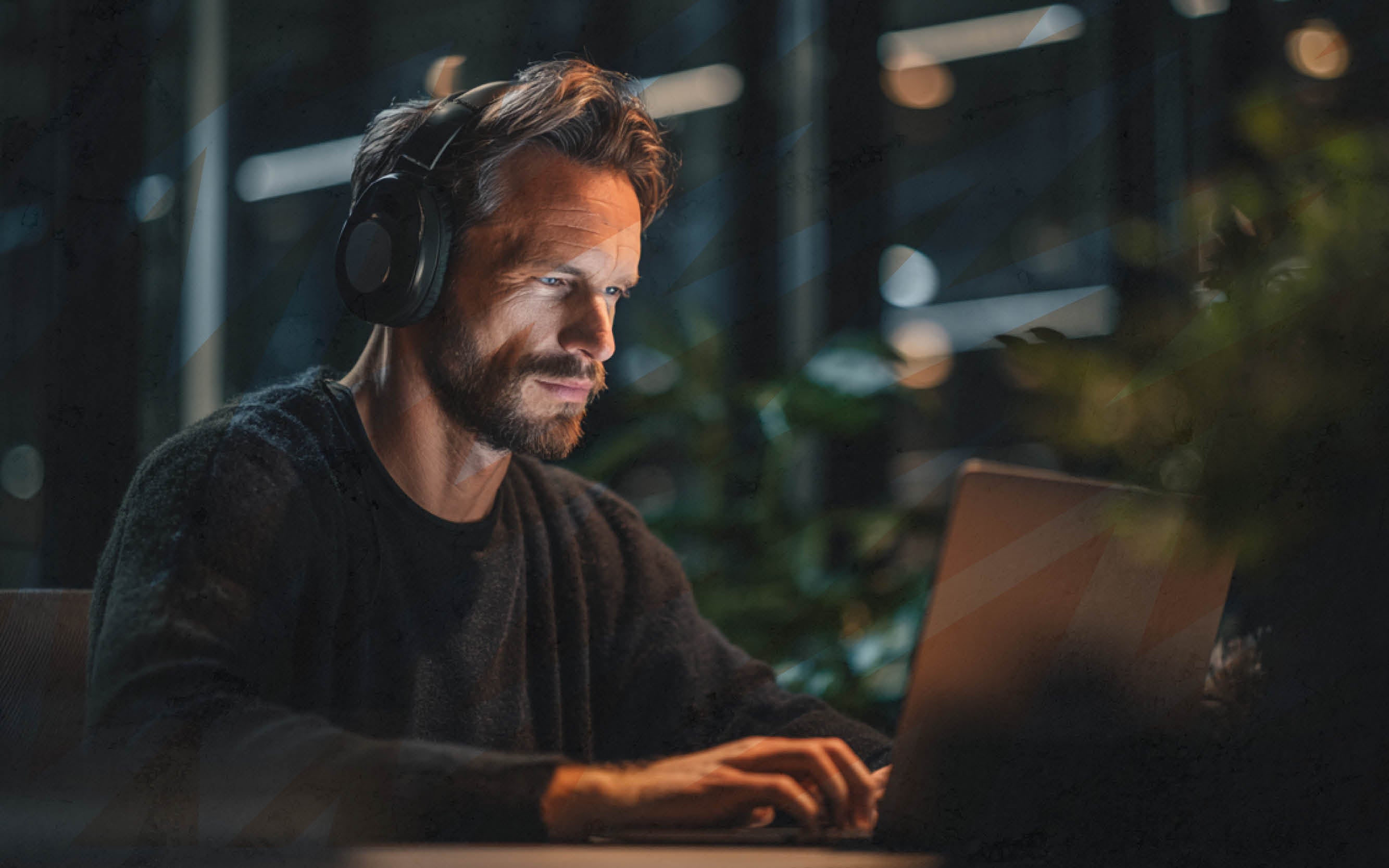 Eine junger Mann sitz an einem Laptop.